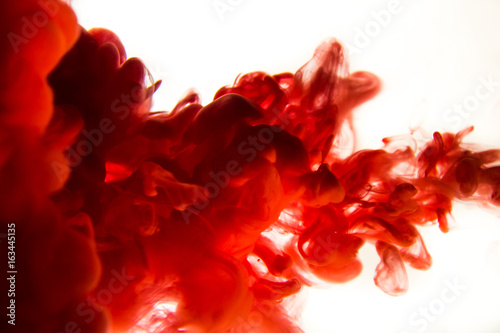Dekoracja na wymiar  czerwony-atrament-w-wodzie-na-bialym-tle