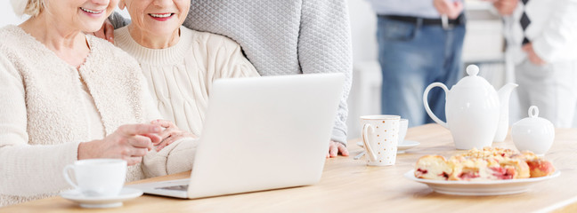 Canvas Print - Ladies sitting with laptop