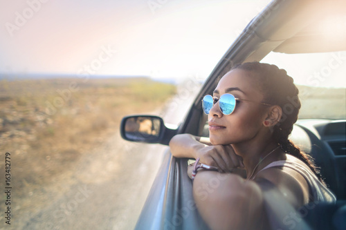 Fotografia Trendy girl traveling by car