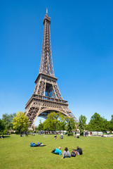 Fototapete - Touristen am Eiffelturm in Paris, Frankreich