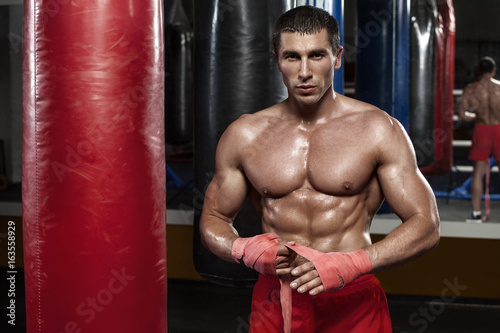 Plakat Trening bokser człowiek, trening. Muskularny bokser myśliwski, abs nagi tors