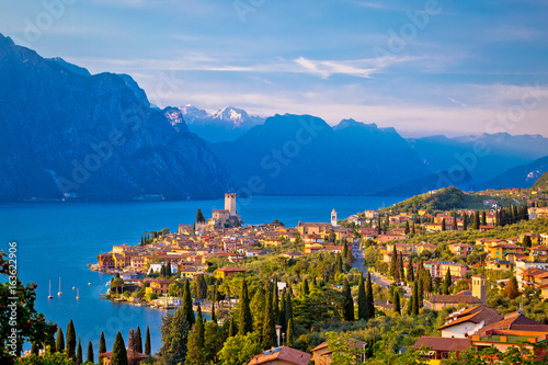 Cuadros en Lienzo Town of Malcesine on Lago di Garda skyline view
