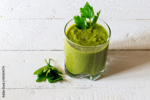 Cuadros en Lienzo Glass of green fresh healthy vegetable juice.