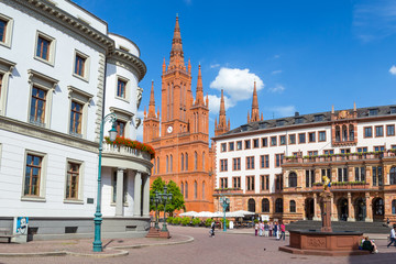 Sticker - Wiesbaden, Schlossplatz. Von rechts nach links: Hessischer Landtag, Marktkirche, Neues Rathaus. Vorne rechts der Marktbrunnen. 4. Juli 2017. 