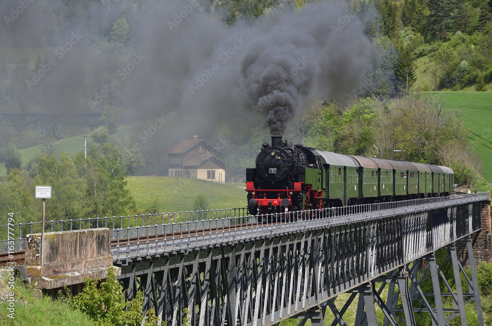 Sauschwänzlebahn auf Talübergang Epfenhofen, Schwarzwald