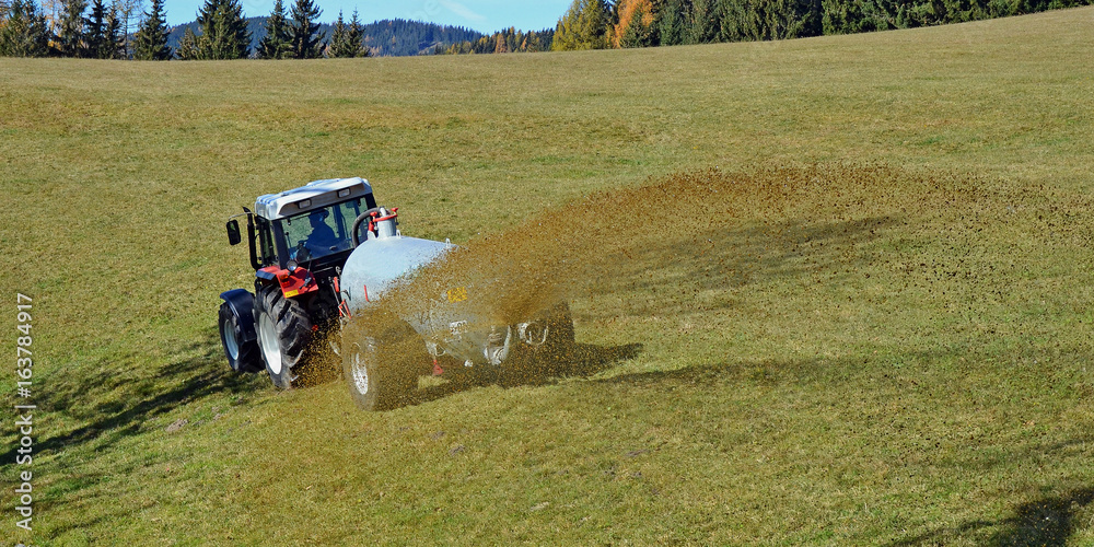 Stock-Foto Wiese dngen, Glle ausfahren | Adobe Stock