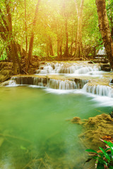  Poziom 7 wodospadu Huay Mae Kamin w parku narodowym Khuean Srinagarindra, Kanchanaburi, Tajlandia