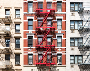 Fototapete - Exterior view of old apartment buildings in New York City