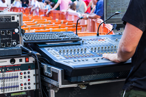 Fotografía Man using a mixing console in live concert
