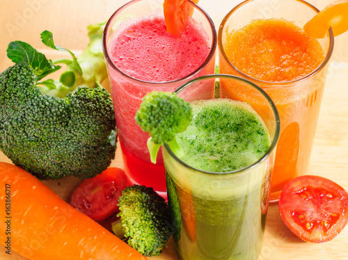rozne-soki-ze-swiezych-warzyw-zdrowe-odzywianie-oraz-detox-skory