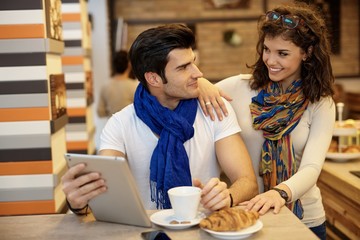 Poster - Young couple in cafe