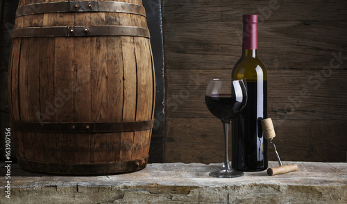 czerwone-wino-z-beczka-w-winnicy-toskania-wlochy