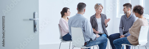 Cuadros en Lienzo People during depression group therapy