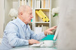 © Robert Kneschke - Älterer Business Mann am Computer Monitor