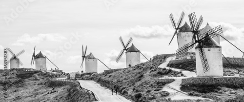 Cuadros en Lienzo The road near windmills