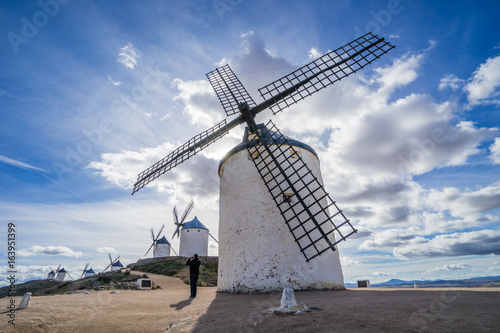 Fotografia The windmill against the cloudy sky