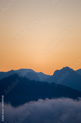 Fotografia Silhouette layers of mountains in the morning.