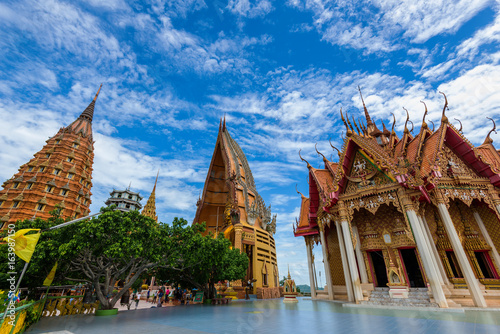 Foto Wat Tham Sua in Kanchanaburi, Thailand ist ein schöner Tag, also ist es bei Touristen und Ausländern Thailand am 7
