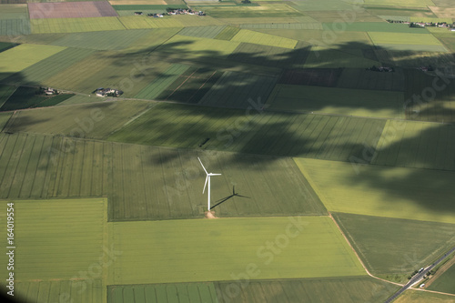Fotografia Vue aérienne d'éoliennes dans les champs de Loir-et-Cher en France