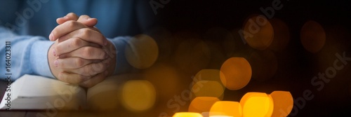 Fotografía Hands on bible and black yellow bokeh transition