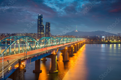 Plakat Seul. Obraz z Seulu, Korei Południowej z Dongjak Bridge i rzeka Hangang o zmierzchu.