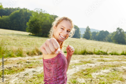 Plakat Kobieta robi pięścią podczas gdy boks jako trening