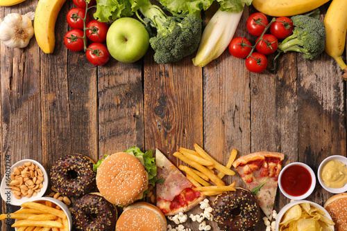 Fotomural junk food or health food concept