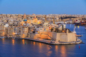 Wall Mural - view to Great Harbor at sunset from Upper Barrakka Gardens, Valetta, Malta