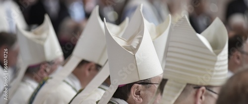Fotomural Bischofsmützen MItra im Hochamt Gottesdienst