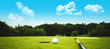Loch auf einem Golfplatz bei blauem Himmel