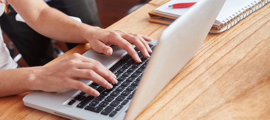 Informatiker arbeitet am Laptop Computer