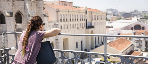 Plakat Kobieta patrzeje Lisbon krajobraz