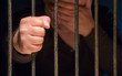 ein Mann ist in einem Gefängnis eingesperrt