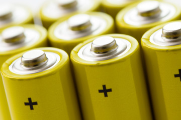 Yellow alkaline batteries