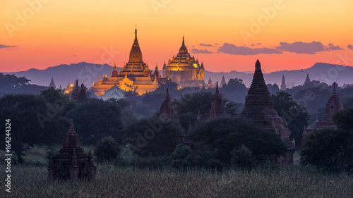 Fotomural Pagoda in twilight at Bagan, Myanmar