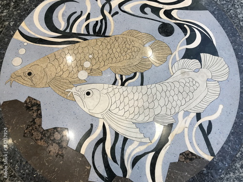 polerowana-powierzchnia-kamienia-w-kolorze-srebra-i-zlota