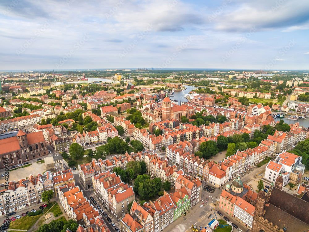 Obraz na płótnie Gdańsk - Krajobraz starego miasta z lotu ptaka. Krajobraz miasta z powietrza z horyzontem i niebem. w salonie