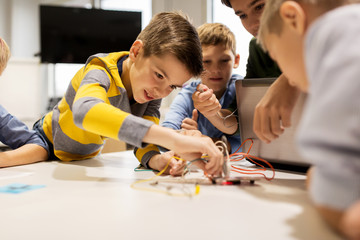 Wall Mural - kids with invention kit at robotics school