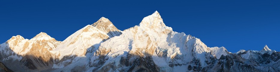 Wall Mural - Evening panoramic view of Mount Everest from Kala Patthar