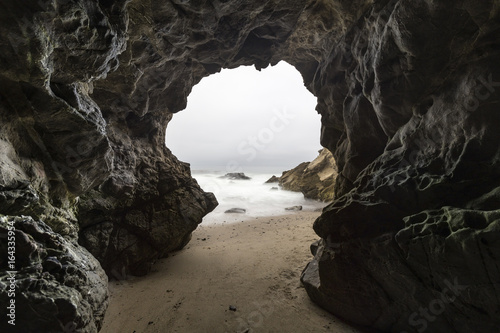 Fotografía Sandy floor sea cave with motion blur water at Leo Carrillo State Beach in Malibu, California