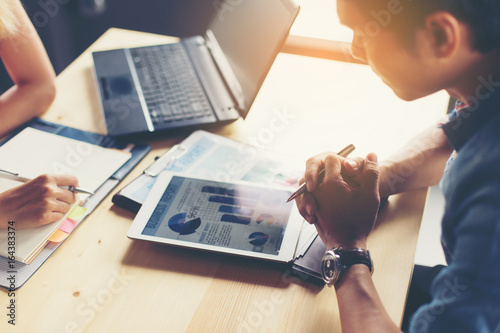 Fotografía Business people are considering business results and investment plans