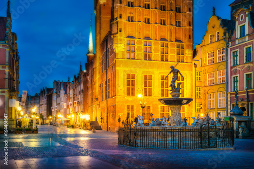 Zdjęcie XXL Pięknie oświetlone Stare Miasto w Gdańsku z posągiem Neptuna. Polska, Pomorze.