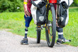 Radfahrer mit Prothese