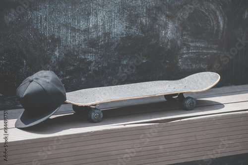 Cuadros en Lienzo Primer plano de la patineta con una tapa