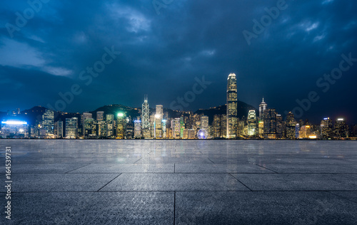 Fotomural empty brick platform with Hong Kong skyline in background at night