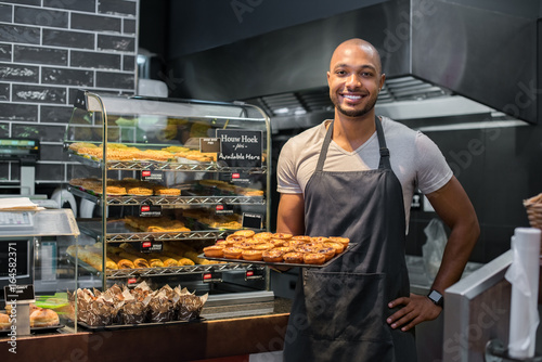 Fotomural Pastry chef holding small pastry