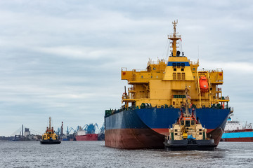 Canvas Print - Blue cargo ship