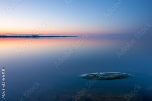 Fotografía Tranquil minimalist landscape with rock in calm water