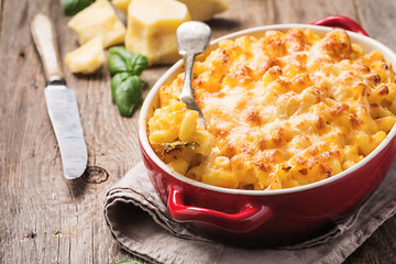 Mac and cheese, american style pasta