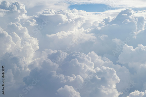 Fotografía Aerial view from the plane of fluffy rain cloud in daytime - Cloudscape